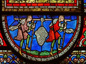 Détail de la fenêtre est de la chapelle de la Trinité représentant les espions et les raisins
