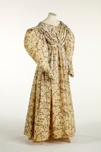 Robe imprimée avec un motif de fleurs et de branches sur un tissu crème tissé avec un motif de grille, c.1830-35