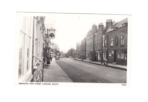 Carte postale édouardienne de Highgate High Street en direction du sud, vers 1910 (monochrome) - English School