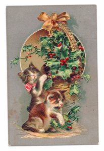 Carte postale édouardienne de deux chats jouant avec du houx, vers 1910 (lithographie couleur) - English School