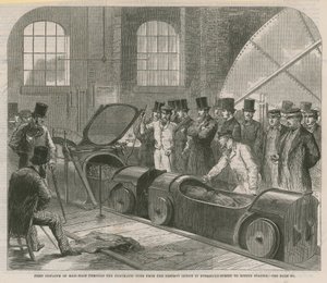 Premier envoi de sacs postaux par tube pneumatique - English School
