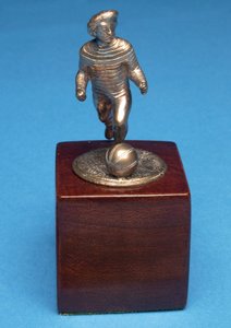 Footballeur en maillot rayé