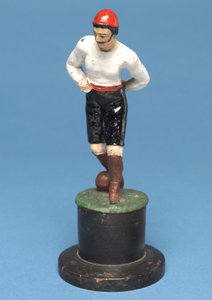 Footballeur avec le ballon à ses pieds