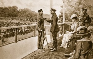 Pour la vaillance : le roi George décorant le soldat Thomas Hughes, des Connaught Rangers, de la V.C., à Hyde Park, 2 juin 1917, 1914-19 - English School