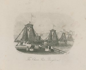 Vue générale des gens sur la jetée à chaînes - English School