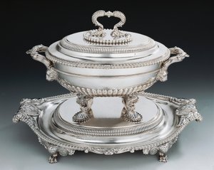 Soupière en argent de style George III avec plateau - English School