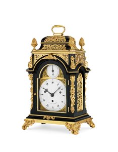 Horloge de table musicale et à sonnerie en ébène montée en or moulu de George III, de petite taille, c.1765 - English School