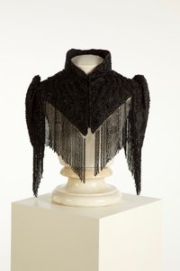 Pèlerine ou cape noire à col haut, c.1890-1900 - English School