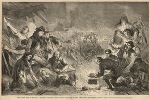 Citoyens sans abri se réfugiant des flammes parmi les ruines fumantes
