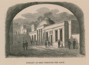 Bibliothèque vue à travers l