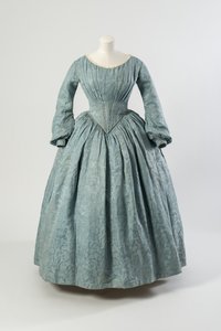 Robe en soie fleurie bleu clair avec corsage pointu et manches longues - English School