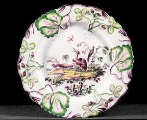 Assiette de Longton Hall, moulée avec des fraises, 1749-60 (porcelaine)