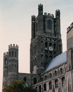 Tour octogonale, construite en 1322 - English School