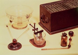 Équipement original utilisé par Sir Humphry Davy dans son expérience électrochimique, début du 19ème siècle