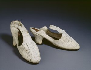 Paire de chaussures blanches, vers 1590 - English School