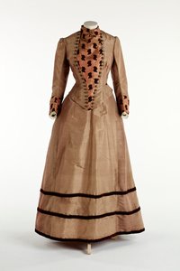 Robe prune pâle, c.1885