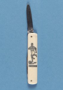 Canif représentant un footballeur - English School