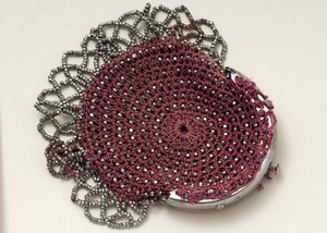 Sac rose avec fermoir supérieur, décoration de perles et bordure en maille - English School