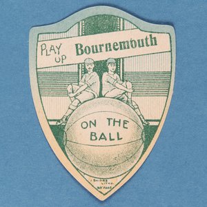 Jouez Bournemouth, carte Baines en forme de bouclier et deux footballeurs assis sur un grand ballon de football, 1888-89
