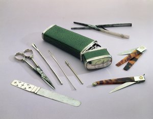 Étui de poche, contenant des instruments de chirurgien pour des opérations mineures (galuchat, argent, acier et écaille de tortue) - English School