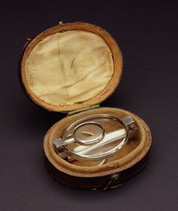 Télescope de poche pliant dans son étui d