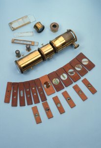 Microscope de projection, vendu par Watkins & Hill, Londres, destiné à être utilisé avec une lanterne magique, avec 18 diapositives d