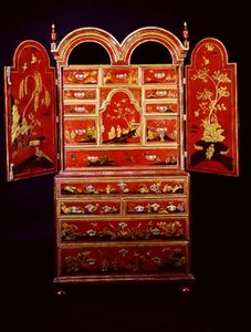 Cabinet double à dôme de la reine Anne sur coffre avec portes ouvertes