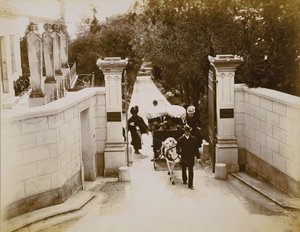 La reine Victoria (1819-1901) aux portes de la Villa Liserb, sud de la France