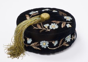 Bonnet de fumeur, vers 1880 (velours brodé doublé de soie matelassée à la machine) - English School
