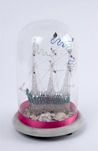 Navire en verre filé sous un dôme de verre, vers 1820
