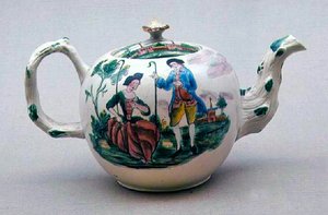Théière Staffordshire décorée en famille rose, vers 1770 - English School