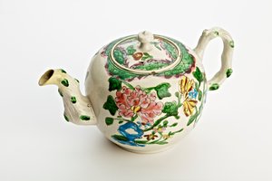 Théière de Staffordshire décorée de chrysanthèmes, 1760 - English School