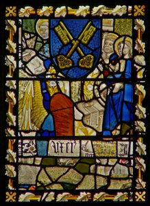 La fenêtre est représentant Saint Jean, Saint Pierre à la porte, bouclier avec un symbole de Saint Pierre - English School
