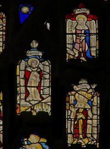 La fenêtre est représentant Saint Oswald, Saint Edmond et Saint Édouard le Confesseur - English School