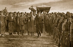 Trotsky, commissaire bolchevique de la guerre de la Russie, inspectant un régiment des Lettons, qui formaient l