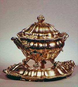 Soupière en forme de melon avec prise en forme de grenade, bordure godronnée et poignées feuillagées, par Garrards, Londres, 1847 - English School