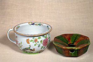 Deux pots de chambre - English School