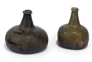 Deux bouteilles de vin vertes "oignon", vers 1700 - English School