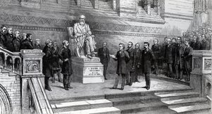 Inauguration de la statue du défunt Charles Darwin au Musée d