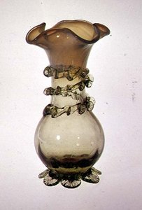 Vase avec décoration appliquée et pincée, fin du XIXe siècle (verre vaseline)