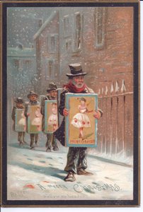 Carte de Noël victorienne avec quatre hommes marchant dans la neige portant des panneaux publicitaires pour une pantomime, vers 1880 (lithographie en couleur) - English School