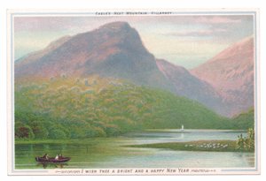Carte de vœux victorienne du Nouvel An de trois personnes dans une barque sur un lac près de forêts et de montagnes, vers 1880