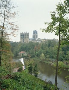 Vue de la cathédrale de Durham à travers la rivière Wear, commencée en 1093 - English School