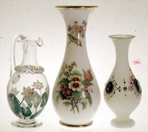 Cruche à eau décorée de nénuphars en peinture céramique recouverte de cristal, par Henry G. Richardson, milieu du 19e siècle; deux vases en verre opale par Henry G. Richardson, fin du 19e siècle; vase en verre opale avec peinture émaillée, fin du 19e siècl - English School