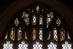 Fenêtre Ew représentant les lumières de la rosace avec Dieu, la Trinité, Saint Pierre, Saint Paul, Sainte Catherine et Gabriel; et un oiseau - English School