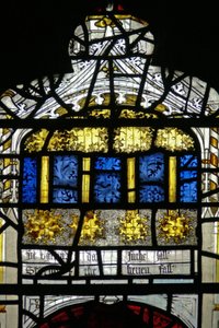 Fenêtre N3 représentant les Quinze Derniers Jours du Monde (la fenêtre du Pryke de Conscience) : les étoiles tombent - English School
