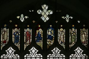 Fenêtre N5 représentant les lumières de la rosace avec une série de saints incluant Philippe, Barthélemy, Mathias, Simon, Jude et Thomas avec le Couronnement de la Vierge au centre - English School