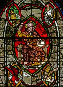 Fenêtre S représentant le Christ en majesté entouré de symboles des évangélistes - English School