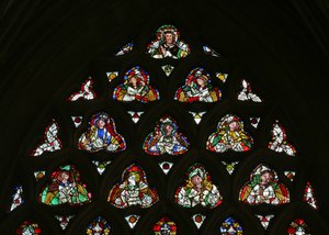 Fenêtre e-1 représentant le Christ avec des anges portant les Instruments de la Passion - English School