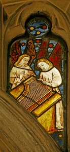 Fenêtre n1 représentant des anges musiciens avec un clavicymbalum